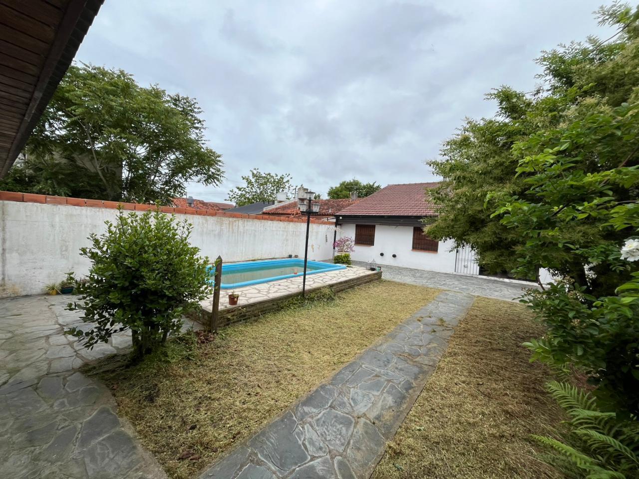 Venta Casa 3 ambientes Parque Luro con parque, pileta y quincho