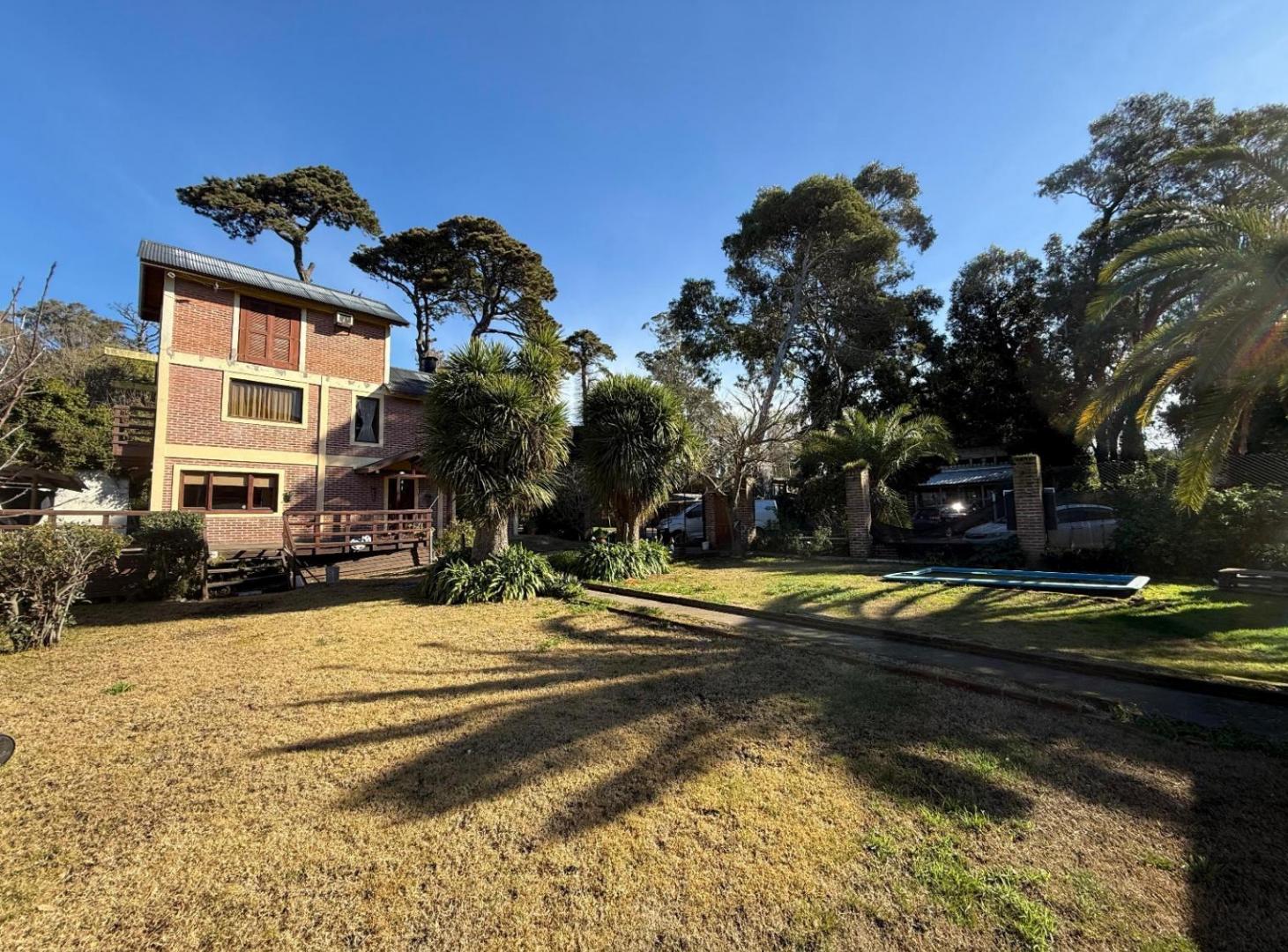 Venta casa en dos lotes Bosque Peralta Ramos con pileta y gran parque