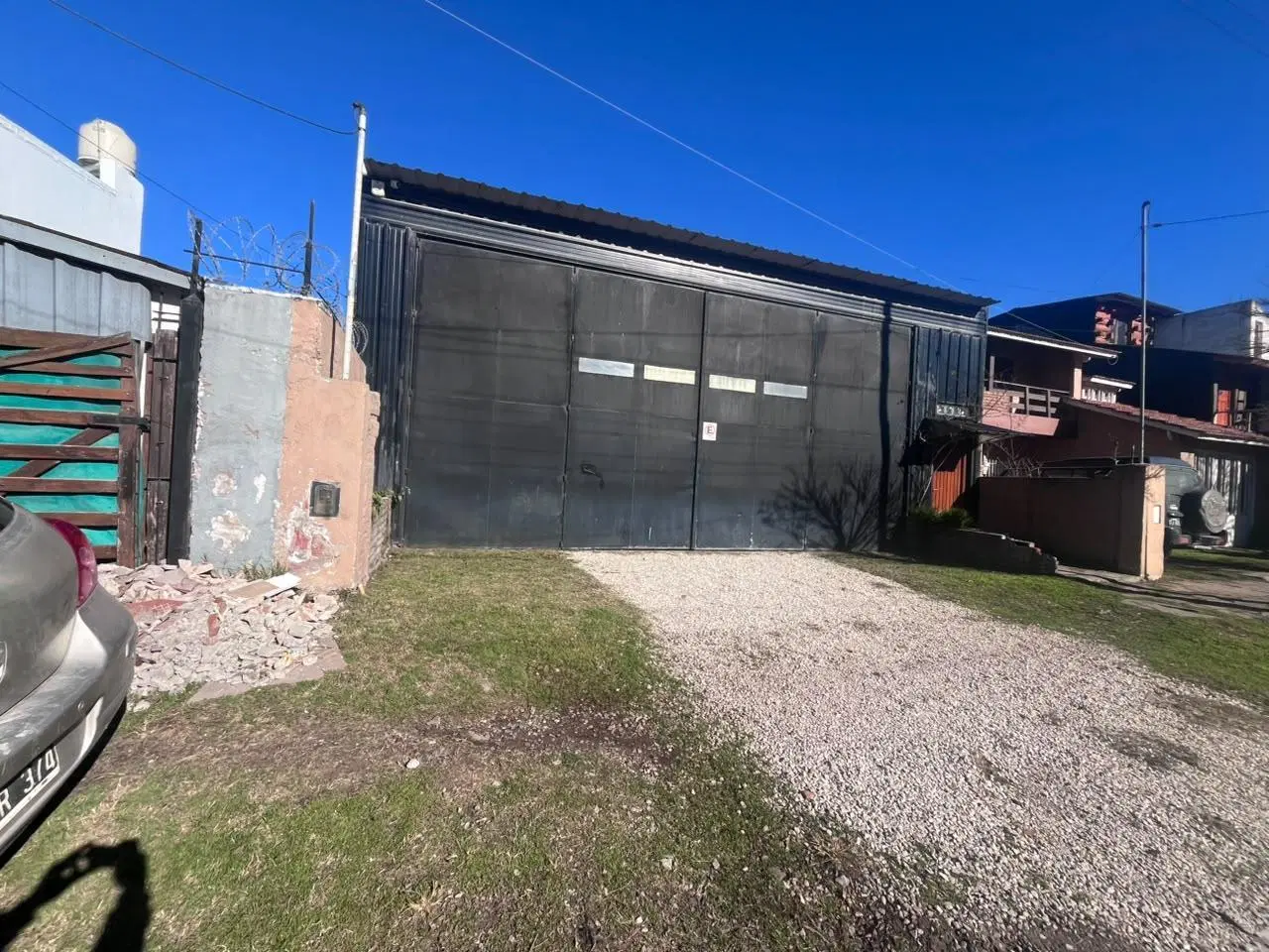 Venta Galpón en barrio Caisamar con gran parque 3