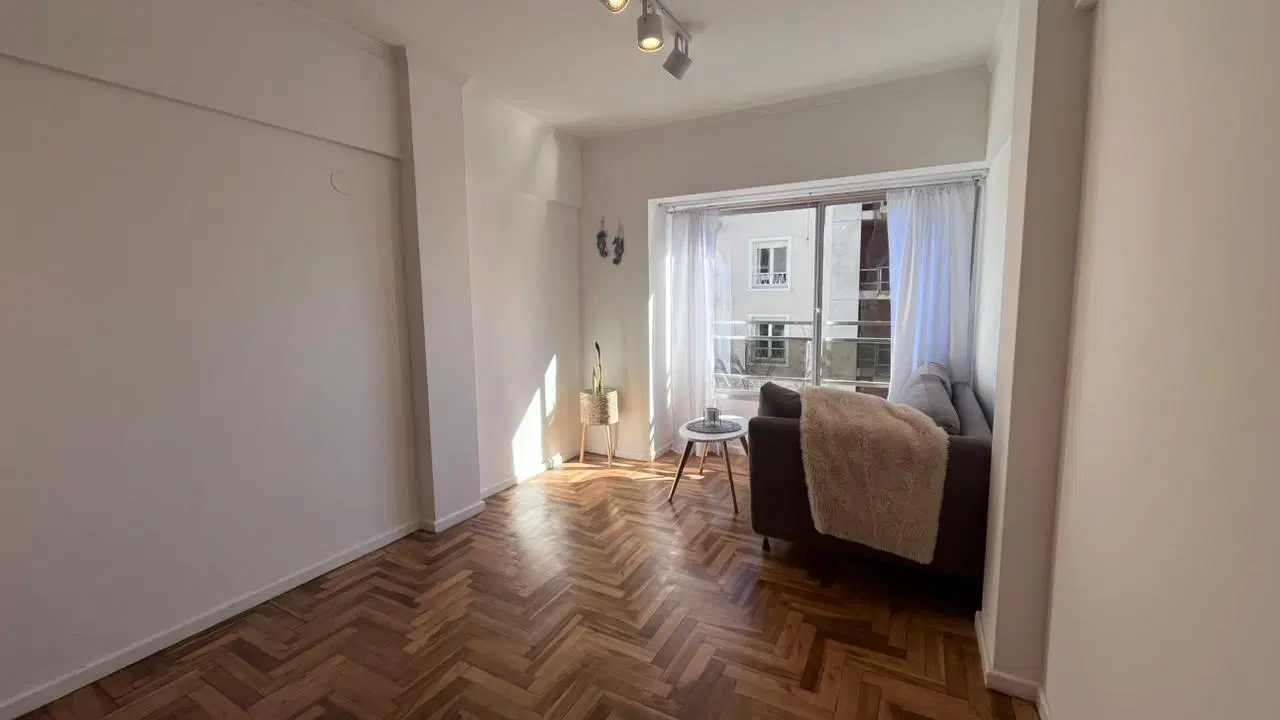 Venta Departamento 2 ambientes en La Perla reciclado al frente balcón frances 3