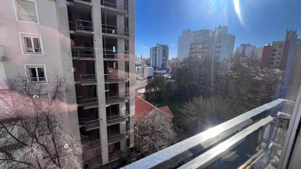 Venta Departamento 2 ambientes en La Perla reciclado al frente balcón frances 8