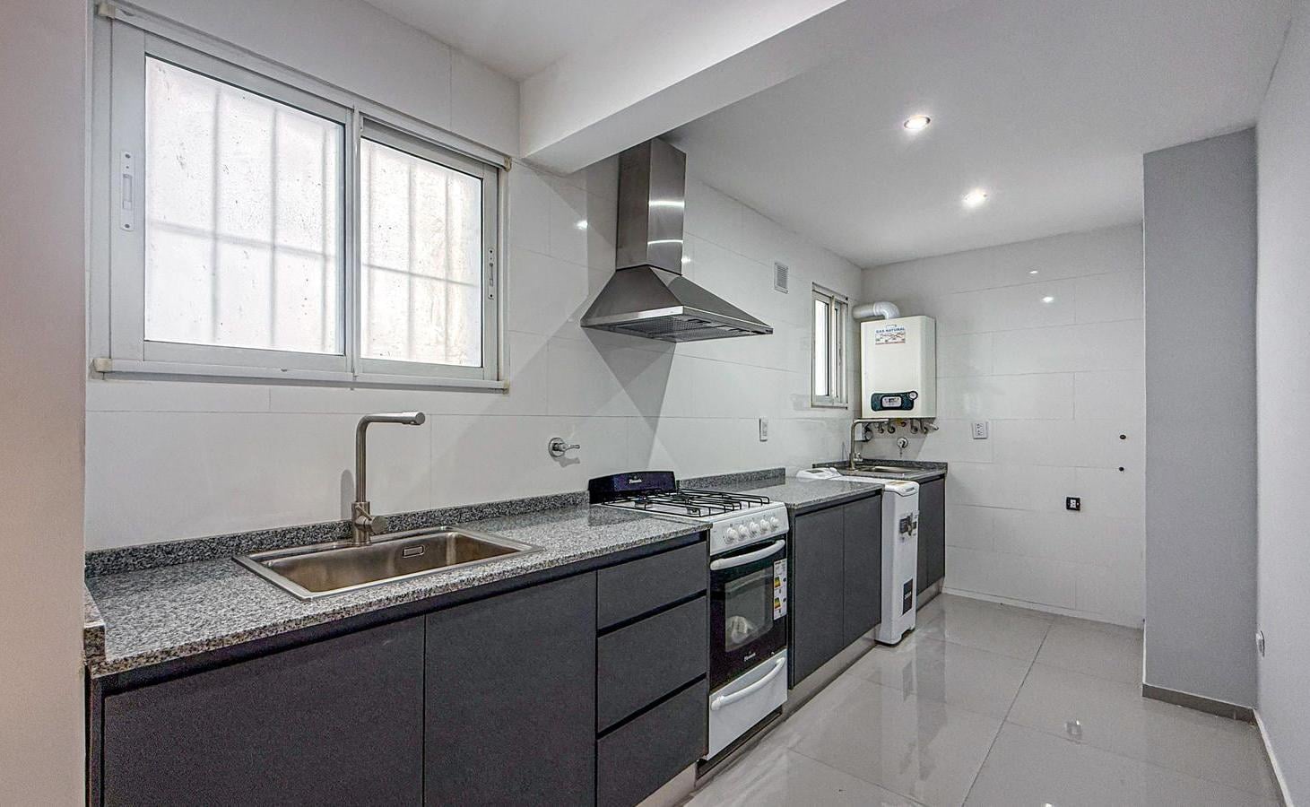 Foto de Venta Departamento 4 ambientes Cochera La Perla, imagen 1