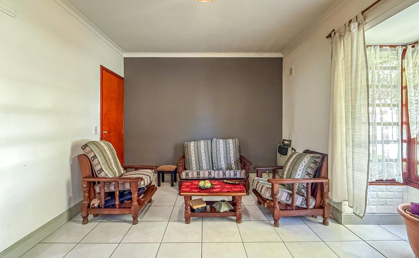Foto de Venta Casa 3 ambientes con garage y patio Los Pinares, imagen 3