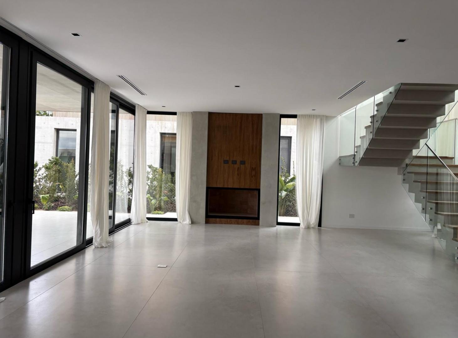 Foto de CASA AL AGUA 5 dormitorios -ALQUILER ANUAL S/MUEBLES - VIRAZON NORDELTA, imagen 2