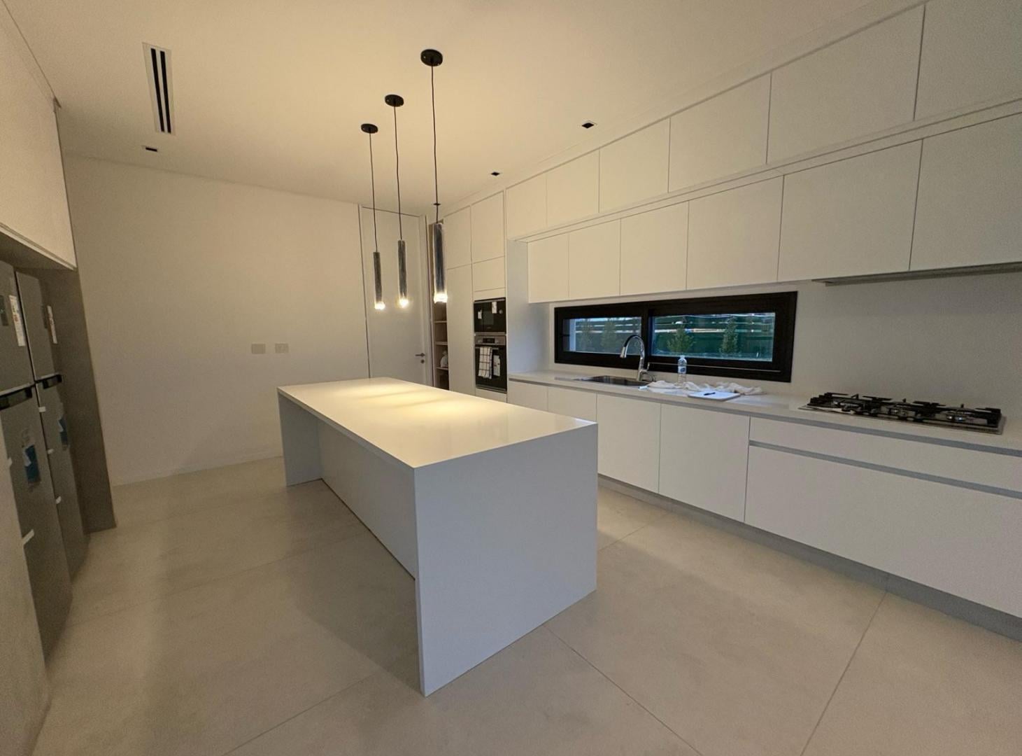Foto de CASA AL AGUA 5 dormitorios -ALQUILER ANUAL S/MUEBLES - VIRAZON NORDELTA, imagen 3