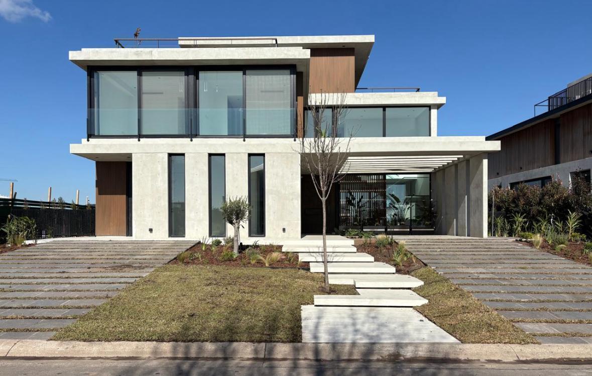 Foto de CASA AL AGUA 5 dormitorios -ALQUILER ANUAL S/MUEBLES - VIRAZON NORDELTA, imagen 1
