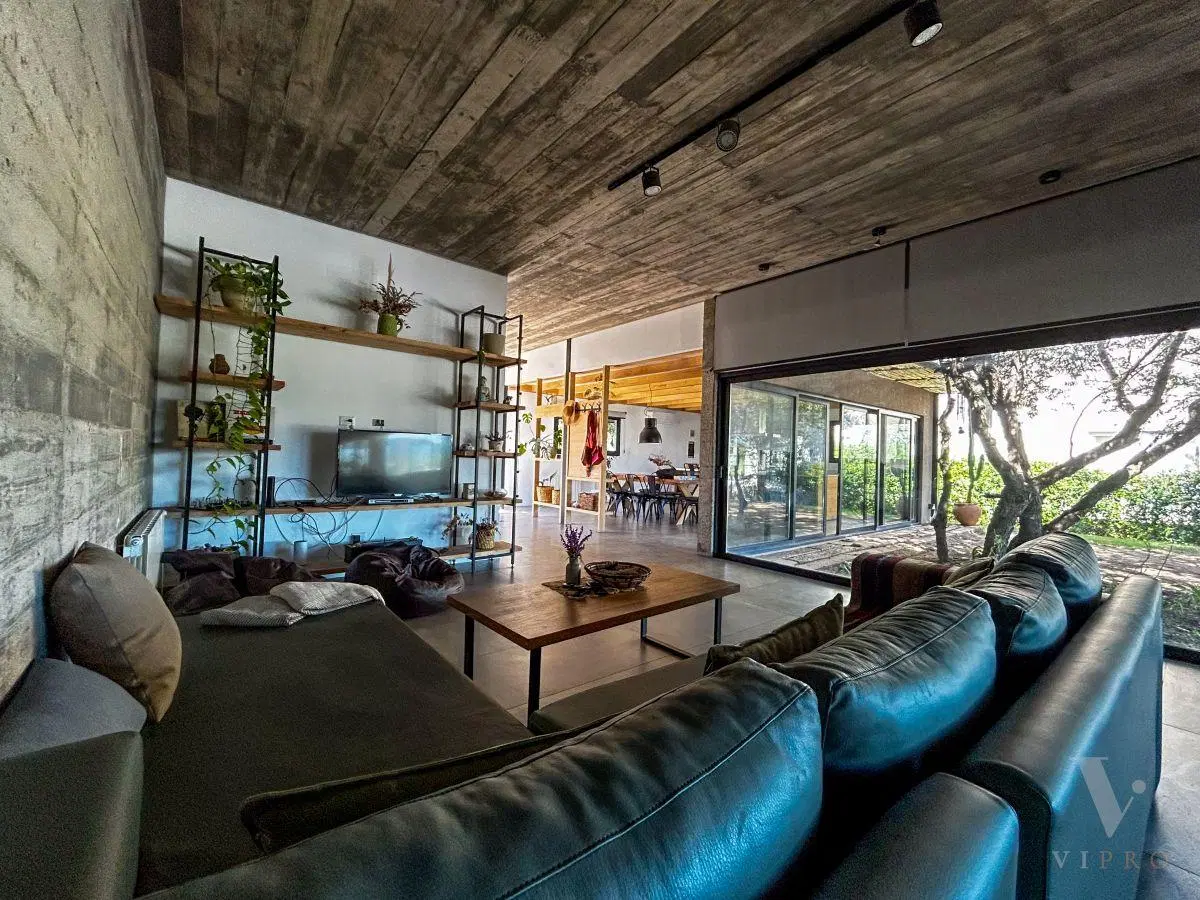 Diseño, Luz y Naturaleza en Solares de San Alfonso | Casa con Pileta y Vistas Únicas 3