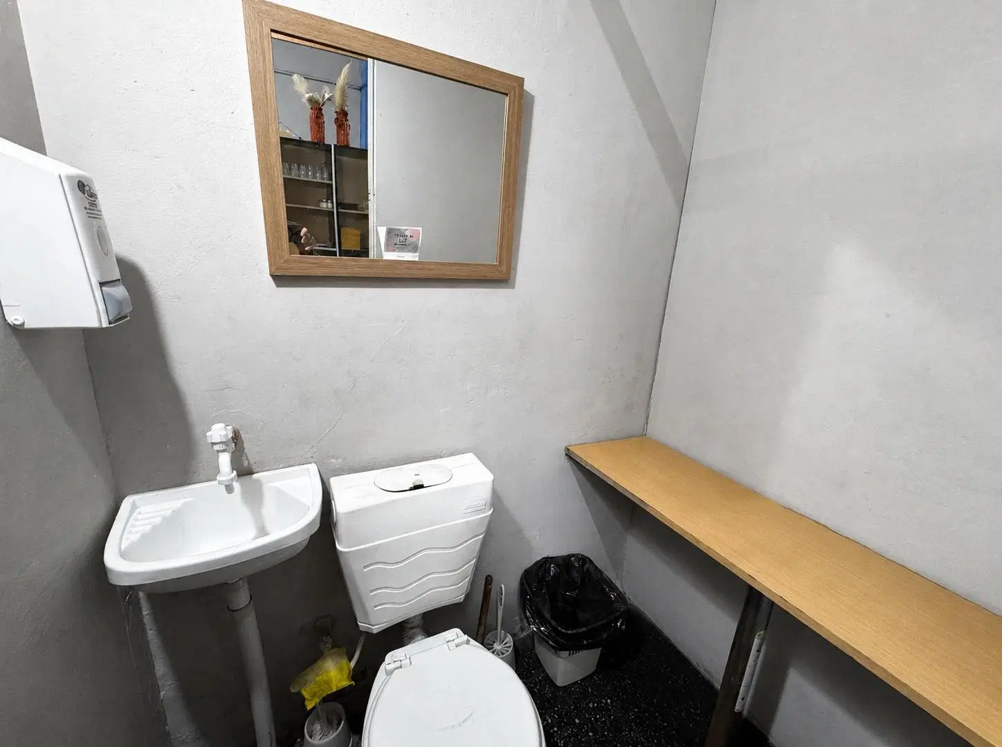Local en venta de 141 m2 construidos con dos baños, en San Fernando 8