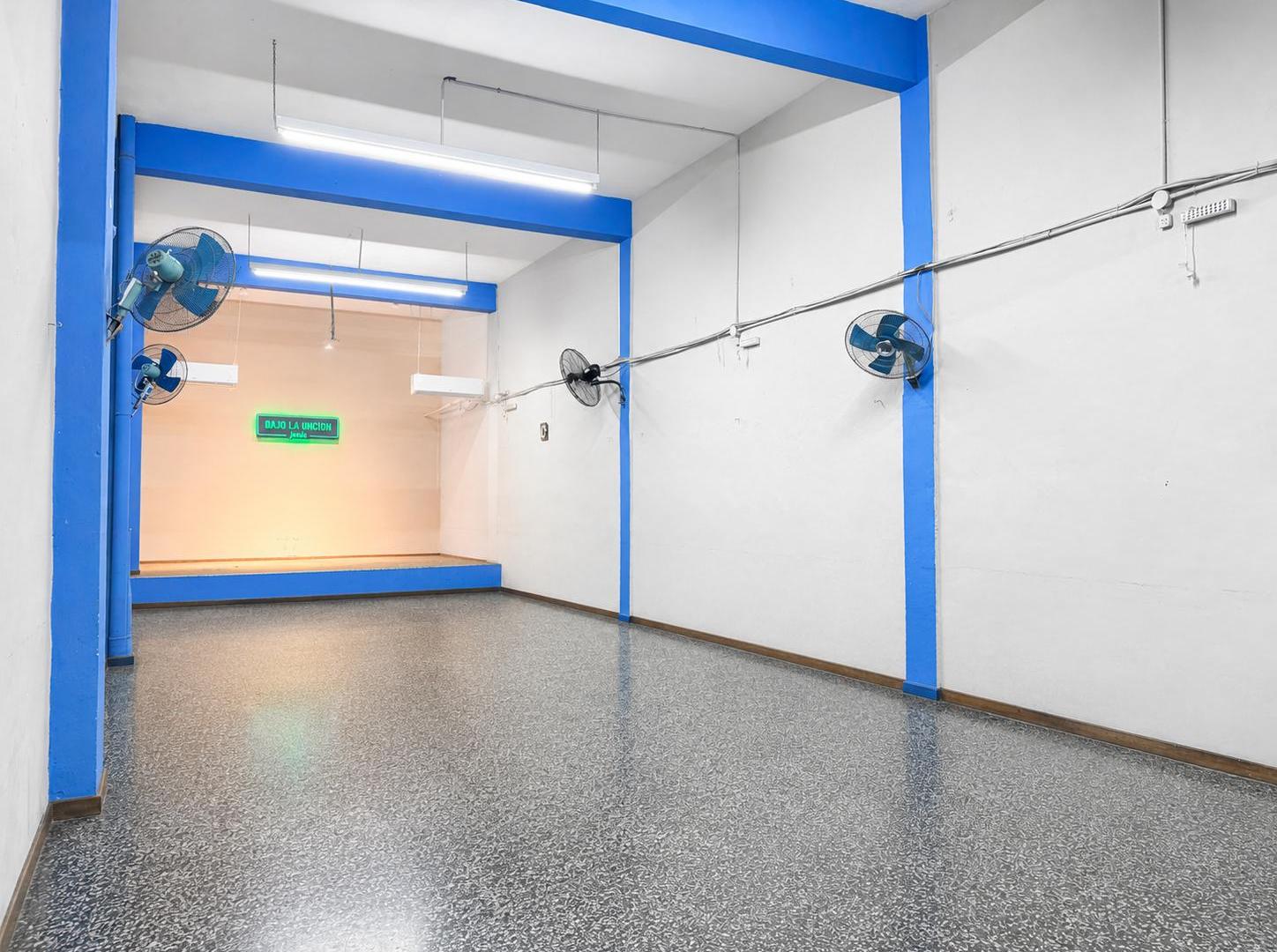 Local en venta de 141 m2 construidos con dos baños, en San Fernando
