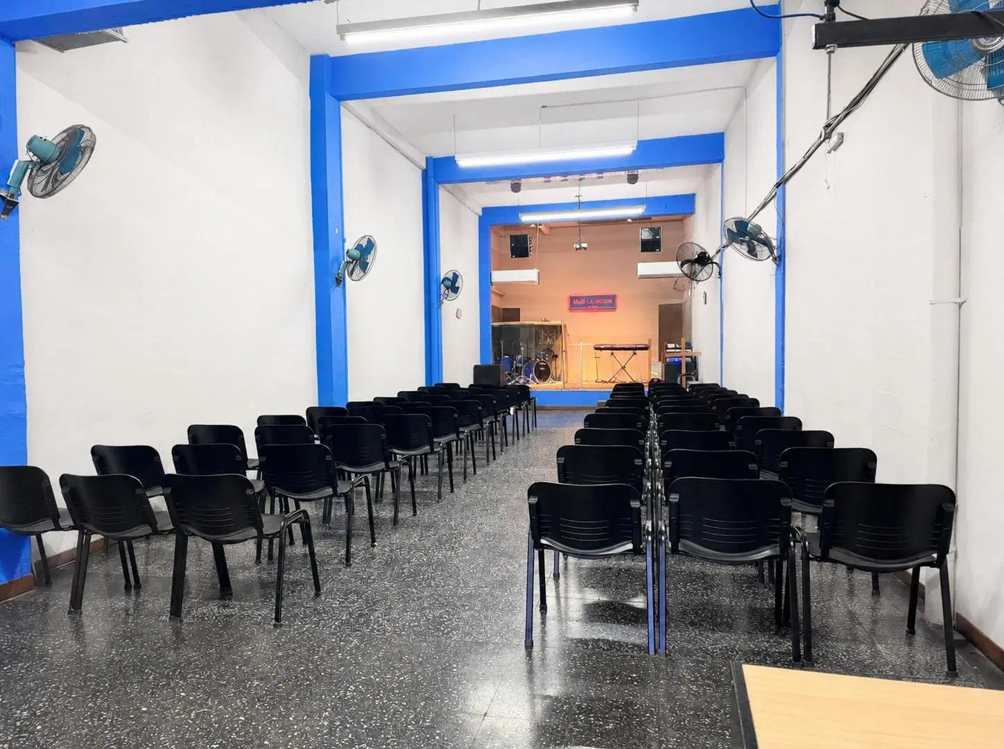 Local en venta de 141 m2 construidos con dos baños, en San Fernando 2