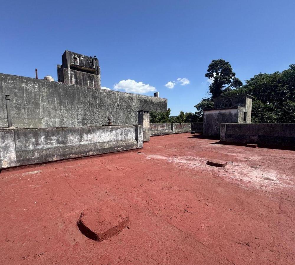 Foto de IMPORTANTE LOCAL VIVIENDA A REFACCIONAR EN AV. AVELINO ROLÓN A 2, imagen 2