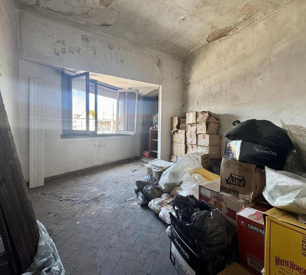 Foto de IMPORTANTE LOCAL VIVIENDA A REFACCIONAR EN AV. AVELINO ROLÓN A 2, imagen 4