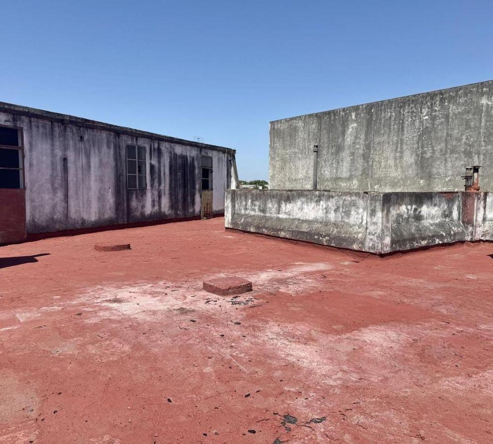 Foto de IMPORTANTE LOCAL VIVIENDA A REFACCIONAR EN AV. AVELINO ROLÓN A 2, imagen 5