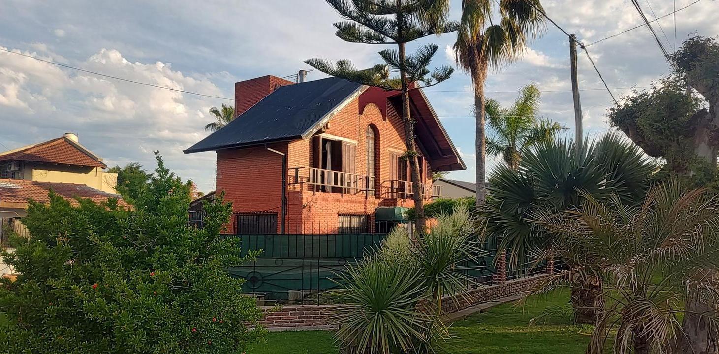 Casa en venta con parque y pileta en Villa del Plata