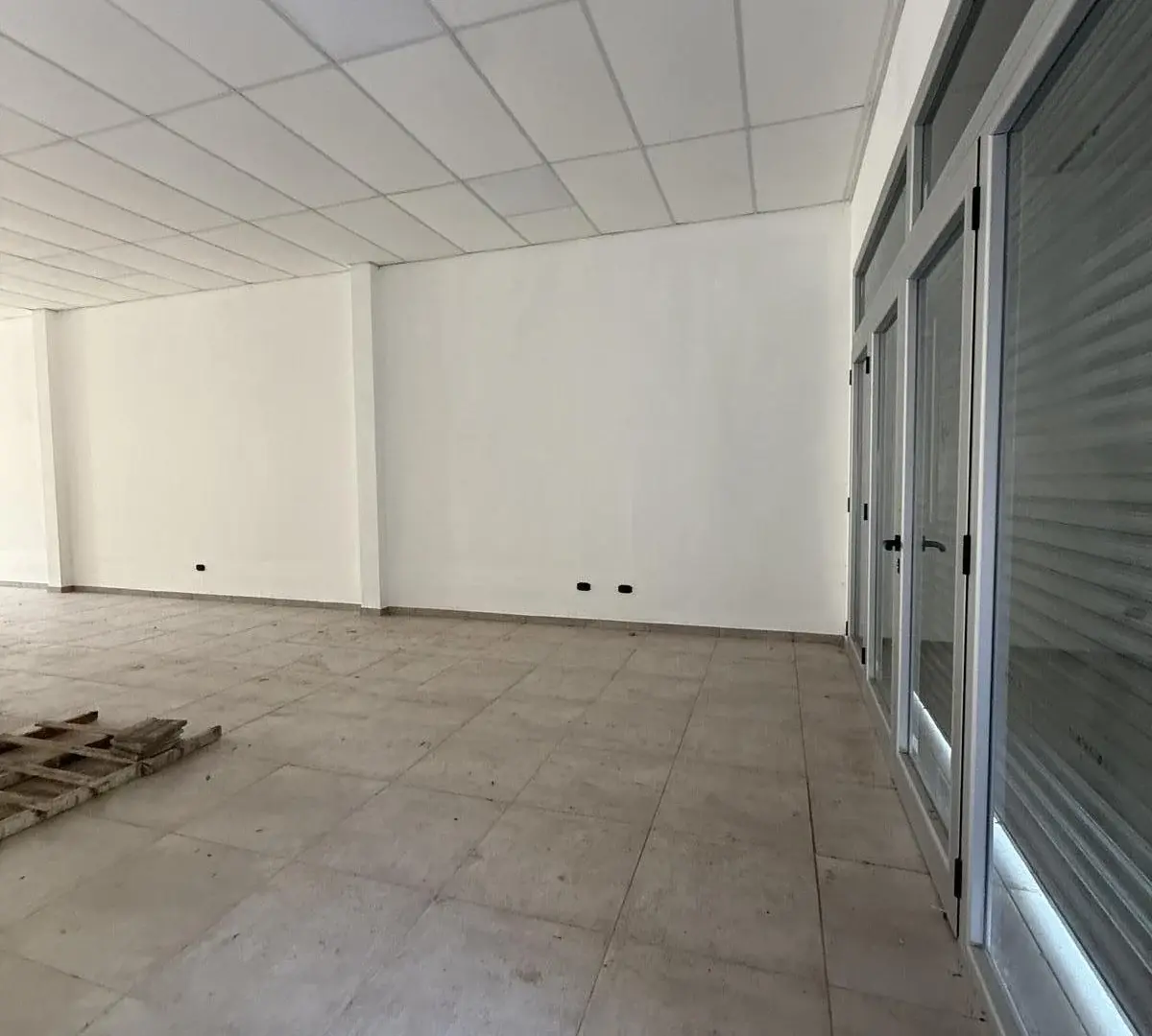 Local comercial a estrenar apto varios rubros – Con patio – Los Hornos 2