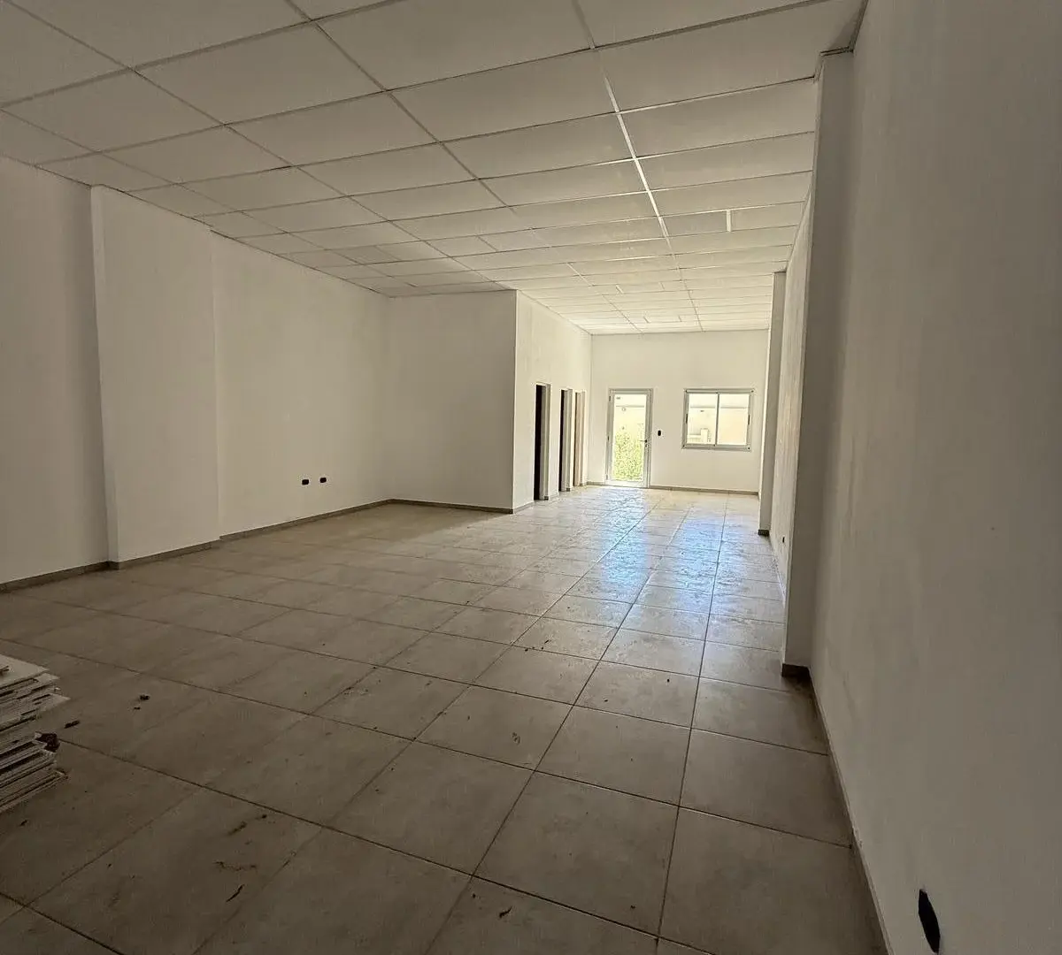 Local comercial a estrenar apto varios rubros – Con patio – Los Hornos 5