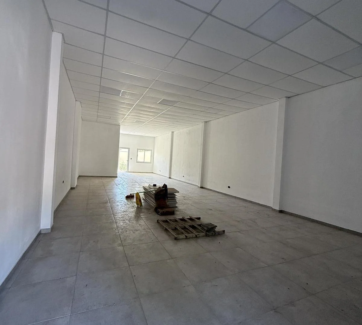 Local comercial a estrenar apto varios rubros – Con patio – Los Hornos