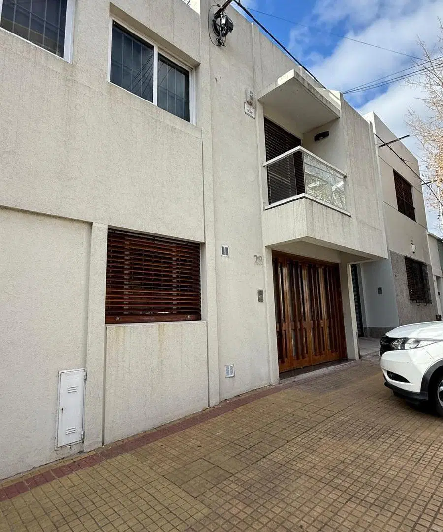 Casa en alquiler tipo PH de 4 dormitorios. 4