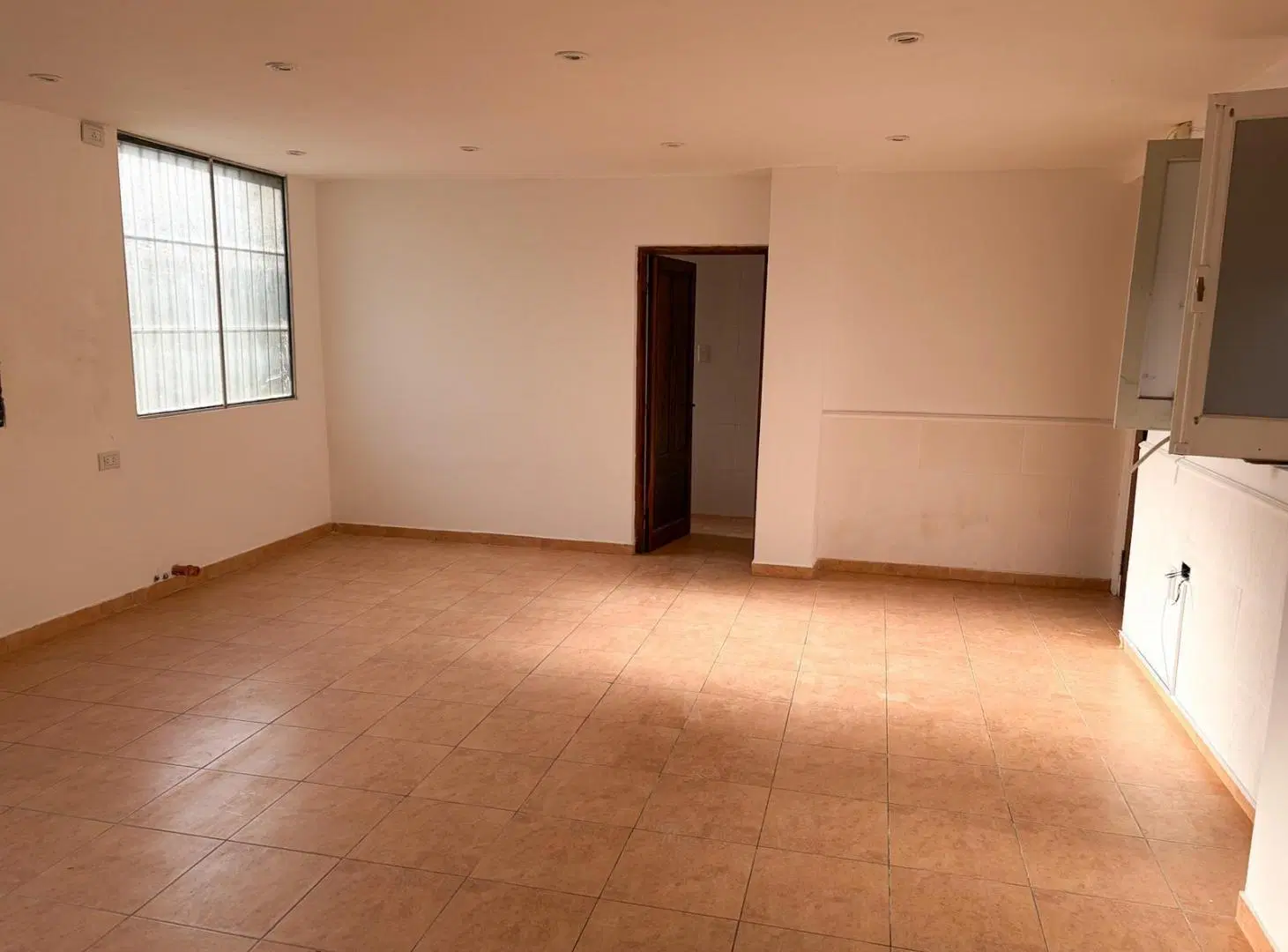 Local / Oficina en dos plantas | Apto profesional | Excelente visibilidad| Zona Plaza Alsina 3