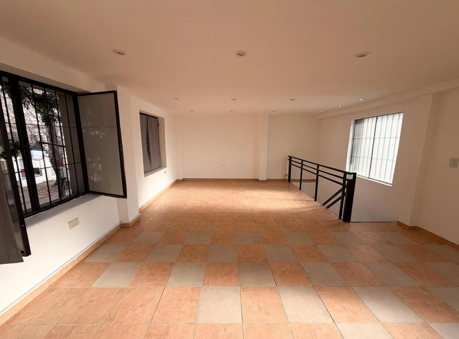 Local / Oficina en dos plantas | Apto profesional | Excelente visibilidad| Zona Plaza Alsina 2