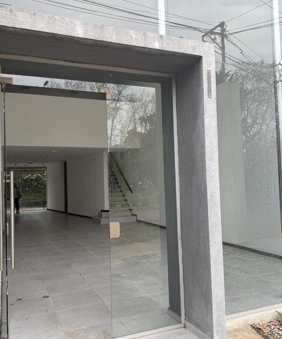 Foto de Local comercial frente a Plaza Belgrano | City Bell | Doble altura y, imagen 2
