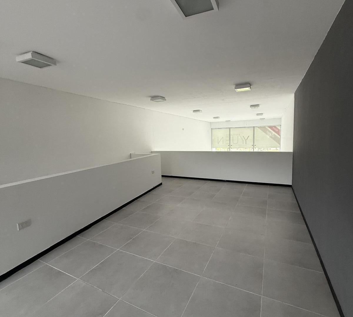 Foto de Local comercial frente a Plaza Belgrano | City Bell | Doble altura y, imagen 3