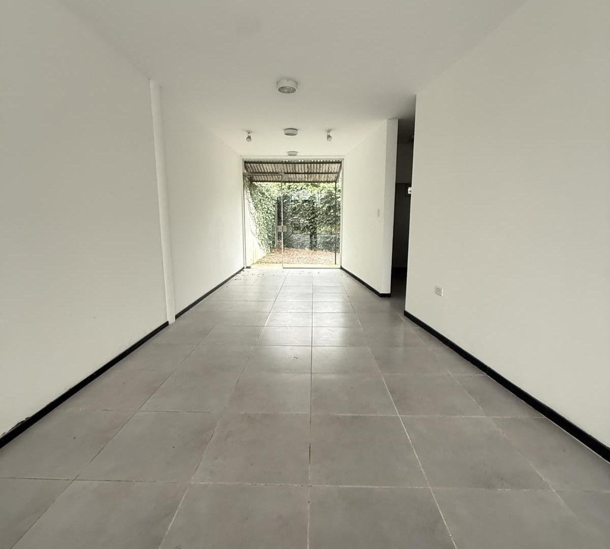 Foto de Local comercial frente a Plaza Belgrano | City Bell | Doble altura y, imagen 4