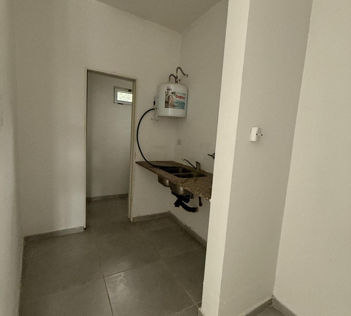 Foto de Local comercial frente a Plaza Belgrano | City Bell | Doble altura y, imagen 1