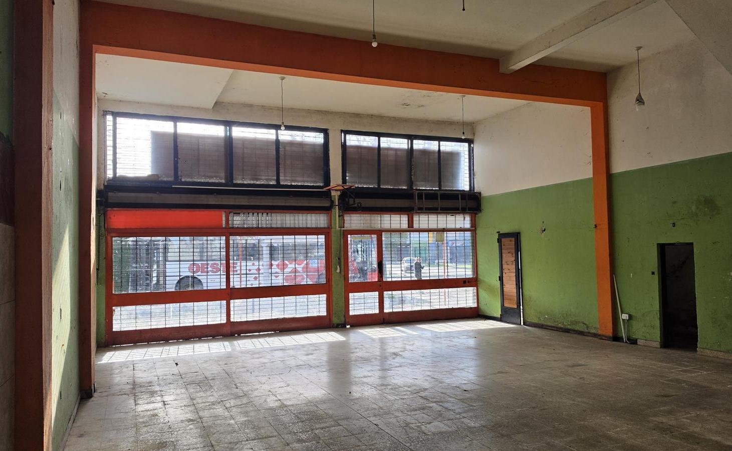 Foto de Excelente local sobre Avenida 44 | Apto varios destinos| San Carlos, imagen 4