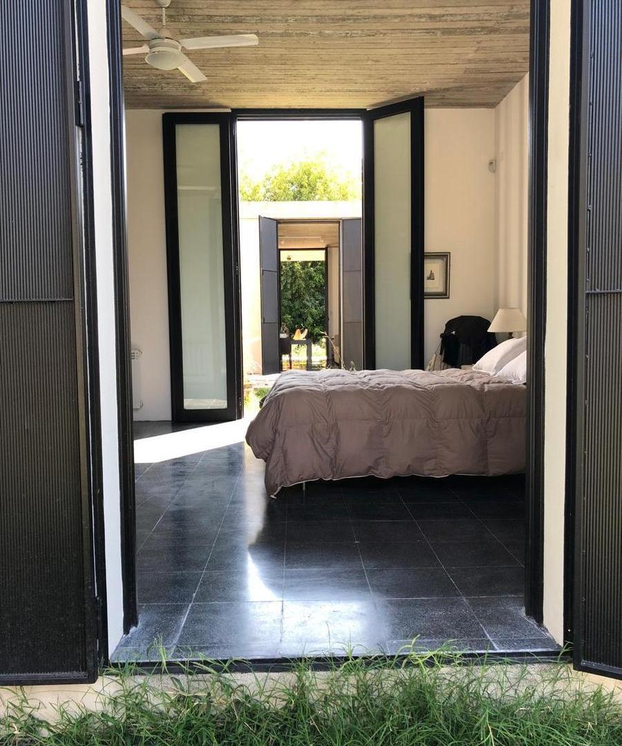 Foto de CASA MODERNA EN VILLA ELISA | LOTE 730 M² | PILETA Y PARQUE, imagen 2