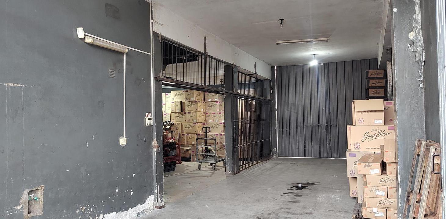 Foto de Local / Galpón en esquina en venta – 300 m² – Doble acceso, montacargas, imagen 2