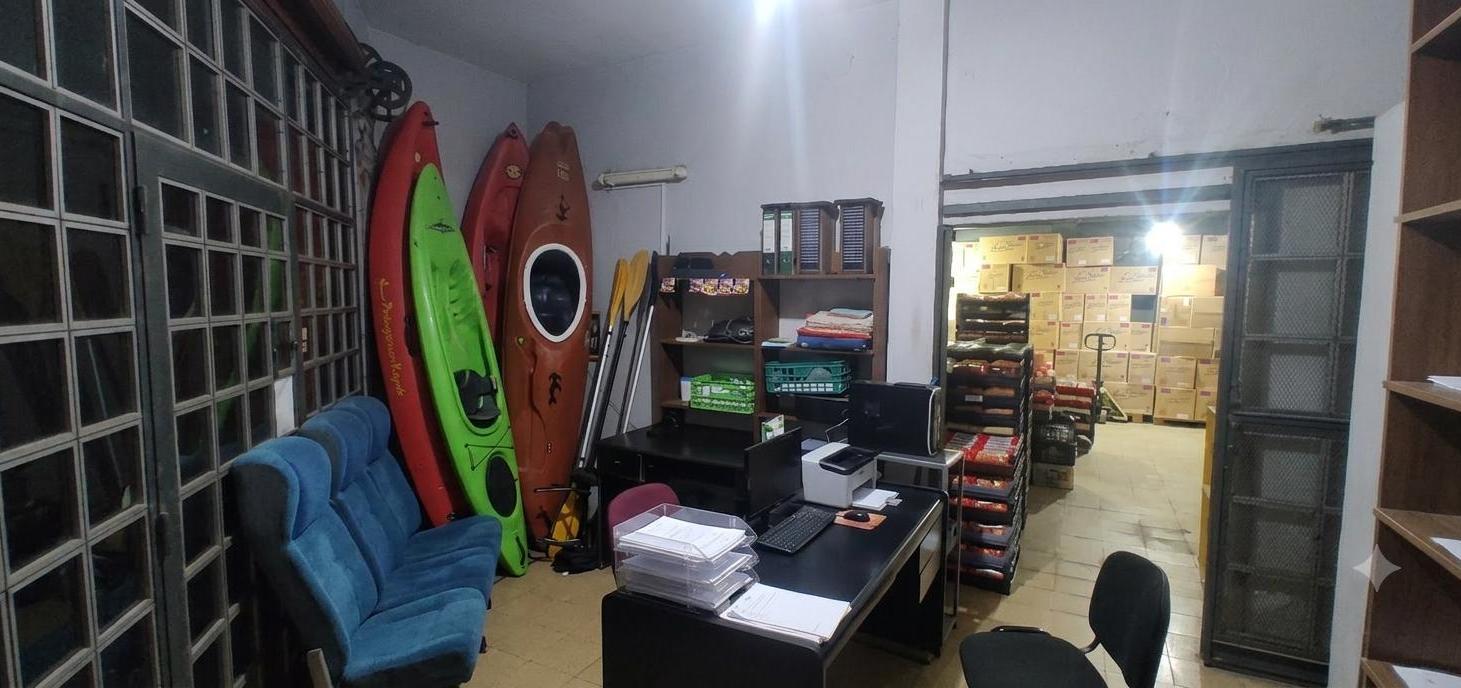 Foto de Local / Galpón en esquina en venta – 300 m² – Doble acceso, montacargas, imagen 4