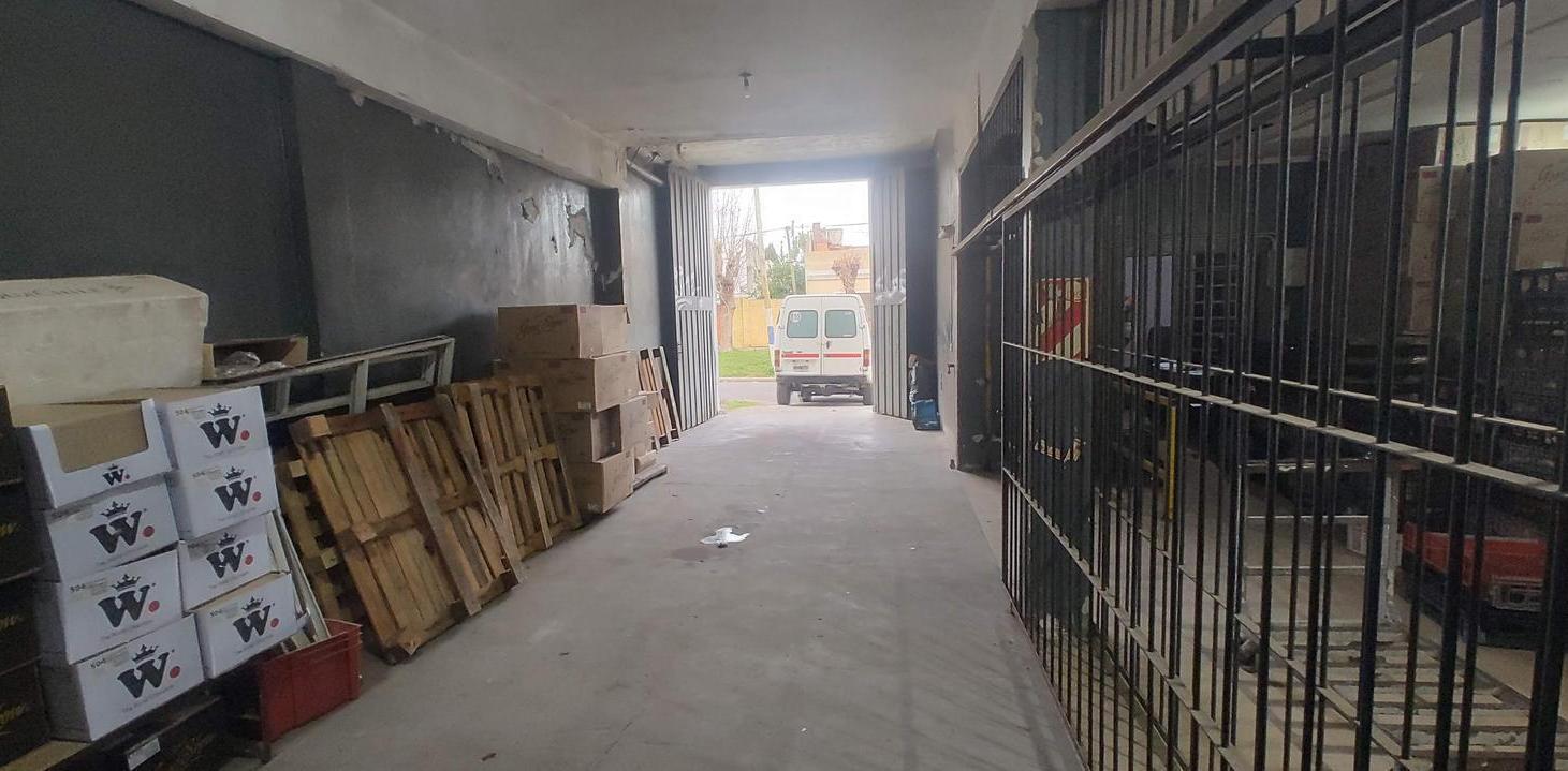 Foto de Local / Galpón en esquina en venta – 300 m² – Doble acceso, montacargas, imagen 5