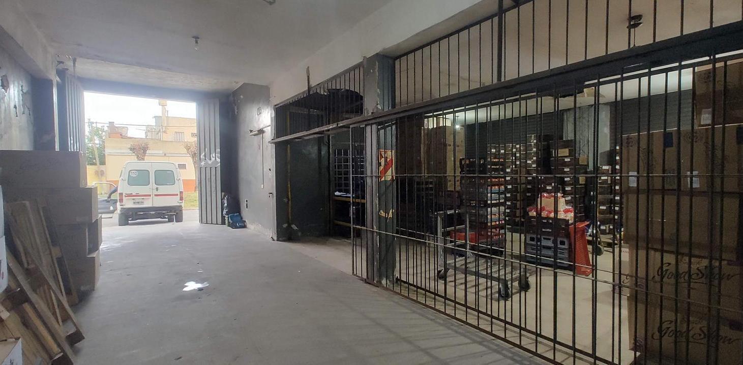 Foto de Local / Galpón en esquina en venta – 300 m² – Doble acceso, montacargas, imagen 3