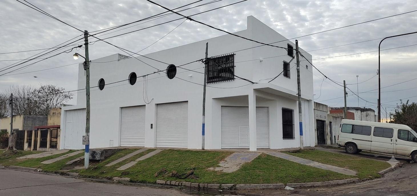 Foto de Local / Galpón en esquina en venta – 300 m² – Doble acceso, montacargas, imagen 1