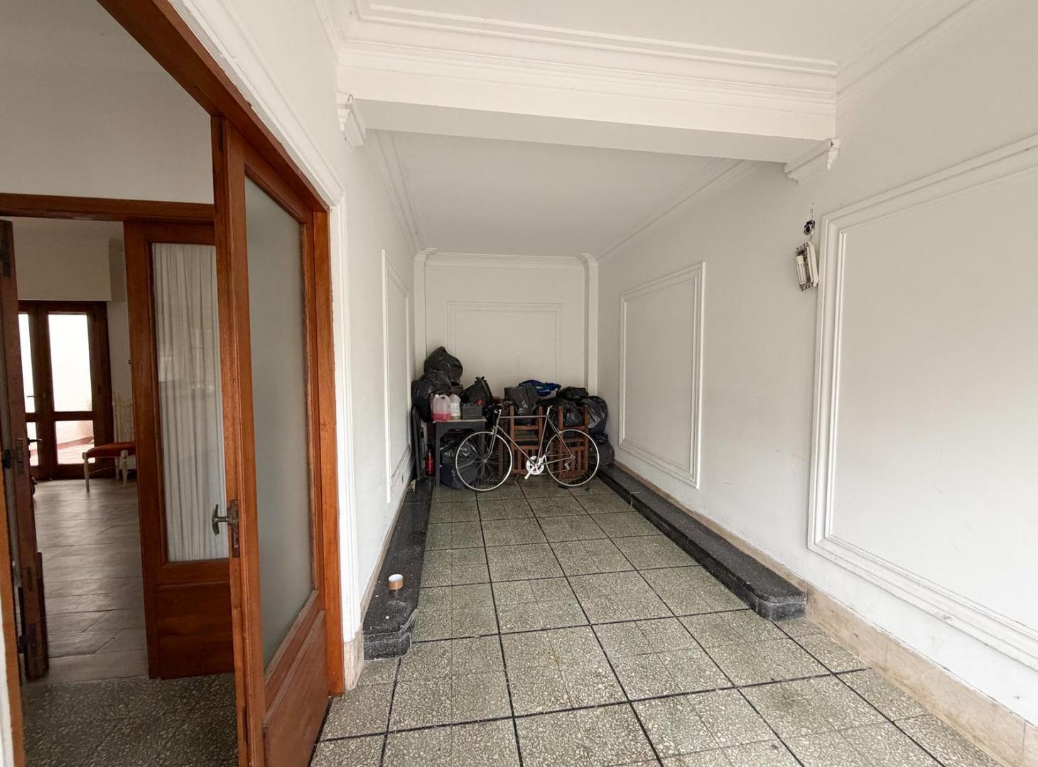Foto de PH tipo Casa en Venta frente a Plaza Belgrano – 3 Dormitorios, Garage y, imagen 2