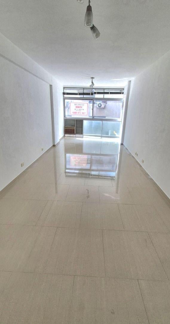 Foto de Oficina al frente con baño privado y muy luminosa -reciclada a nueva-, imagen 2