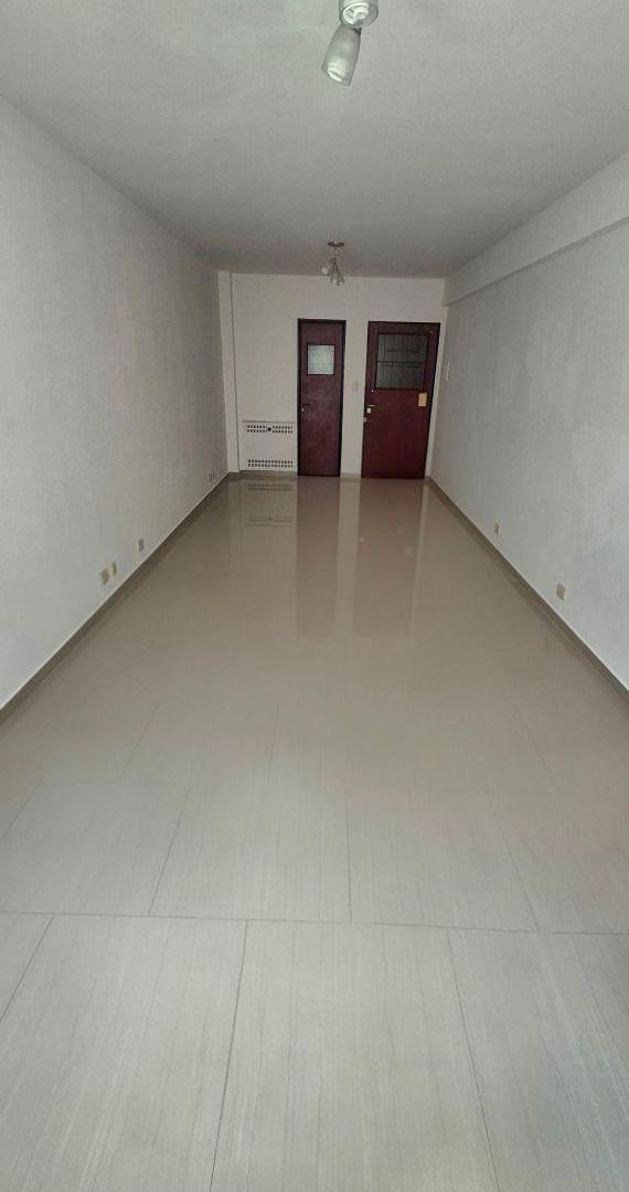 Foto de Oficina al frente con baño privado y muy luminosa -reciclada a nueva-, imagen 3