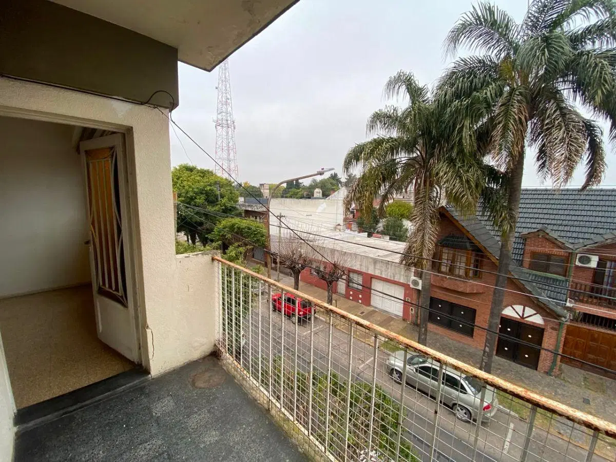Amplio Departamento Al Frente Y En Segundo Piso 3