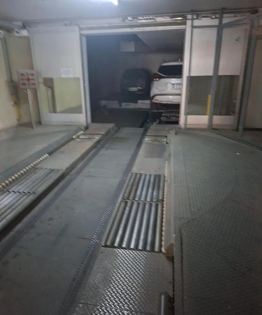 Venta centro Neuquen Cochera mecanizada sistema italiano estaciona sola 4