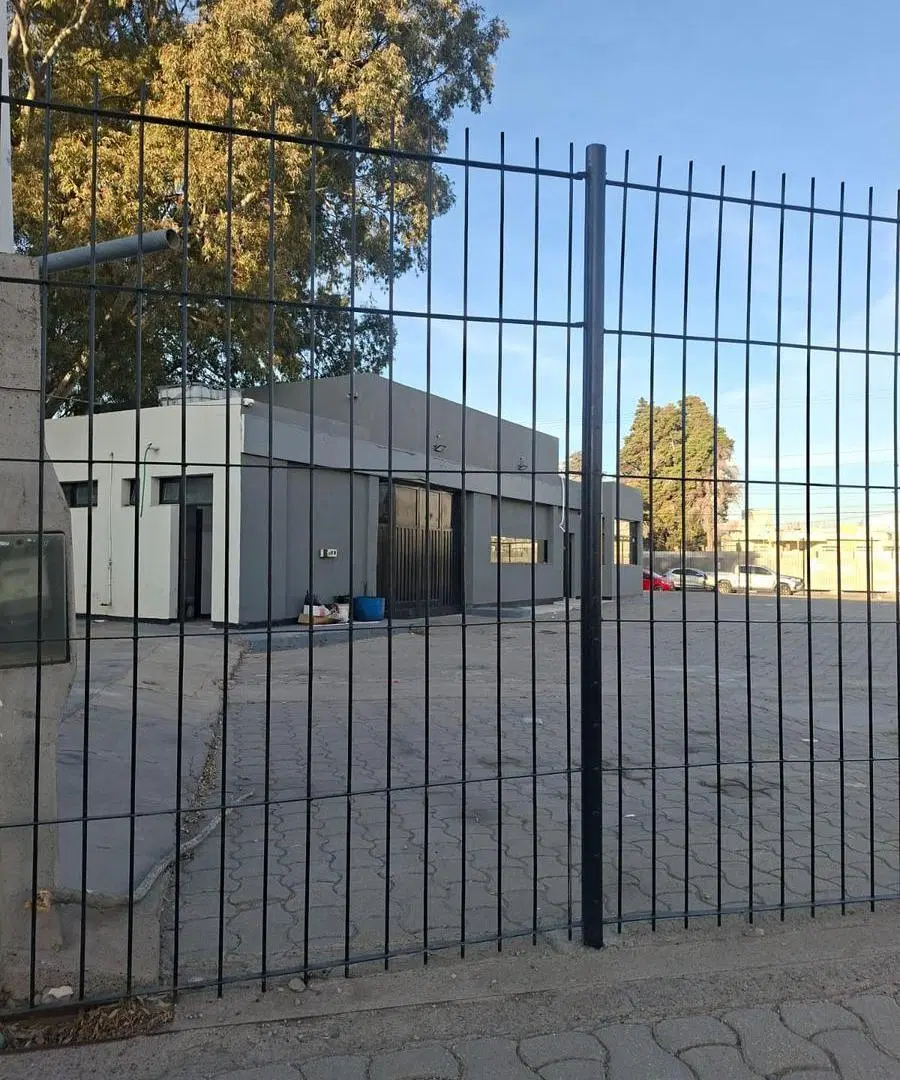 Predio comercial con terreno y oficinas 5