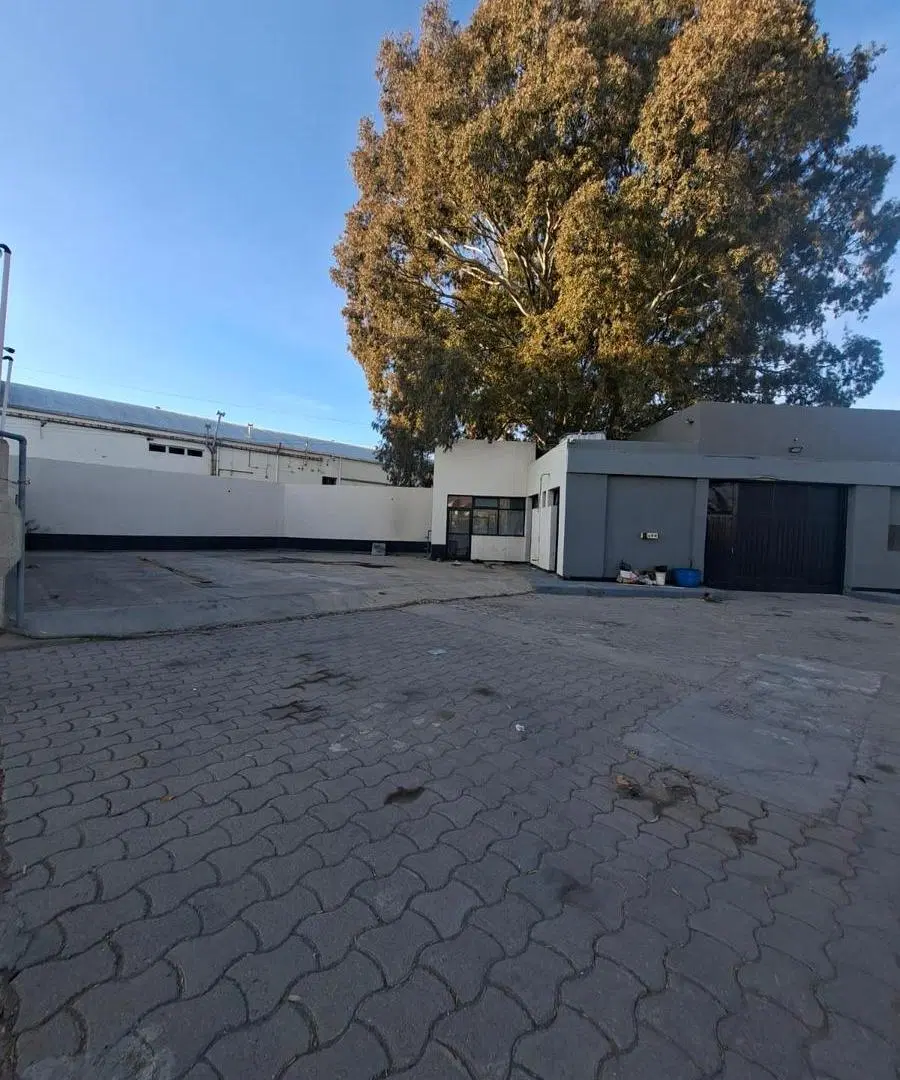 Predio comercial con terreno y oficinas 4