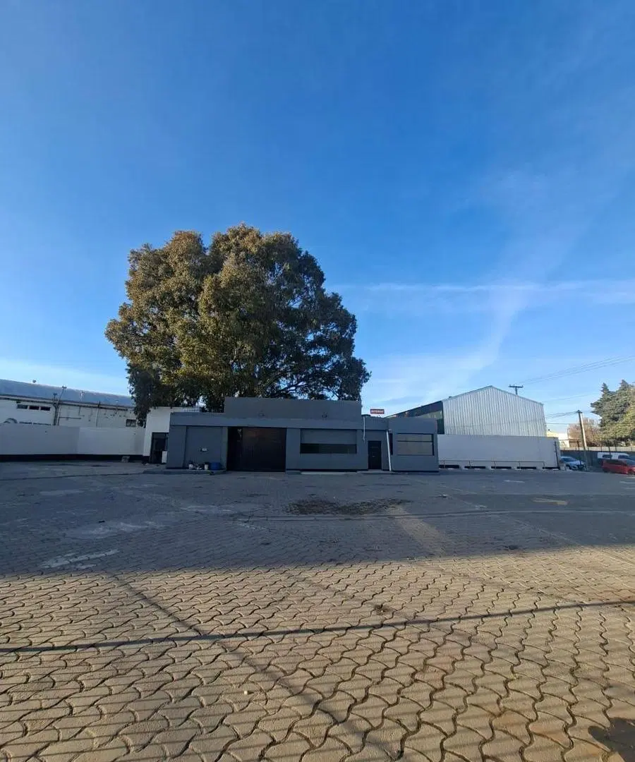 Predio comercial con terreno y oficinas 2