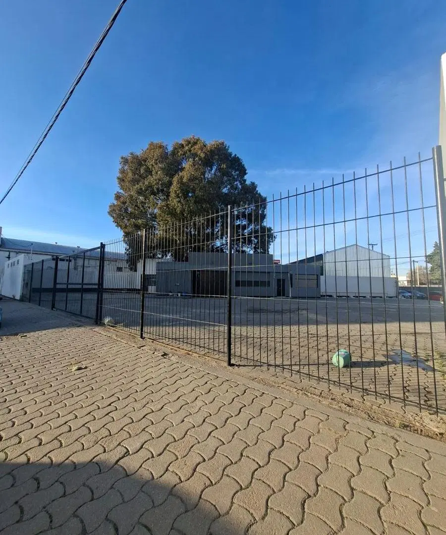 Predio comercial con terreno y oficinas 3