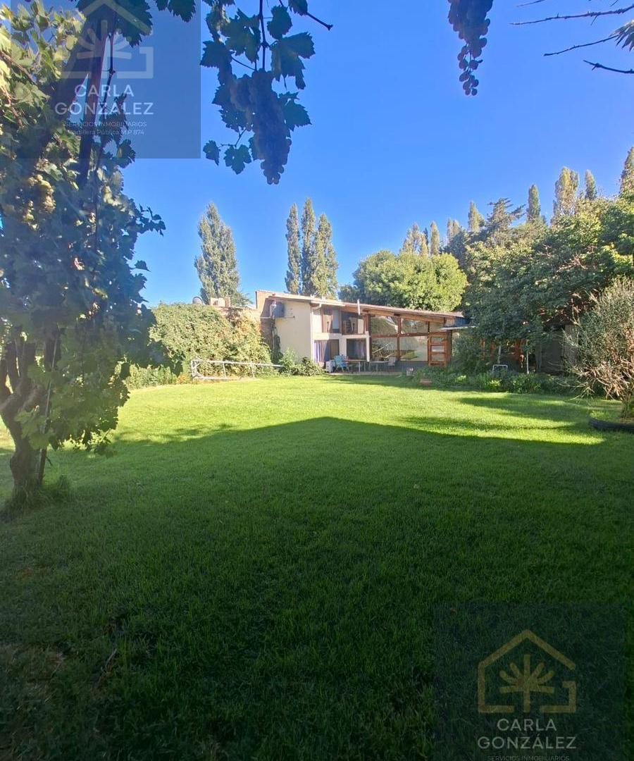 Venta de casa con pileta y quincho en dos lotes Parque Nautico Plottier orillas del Limay