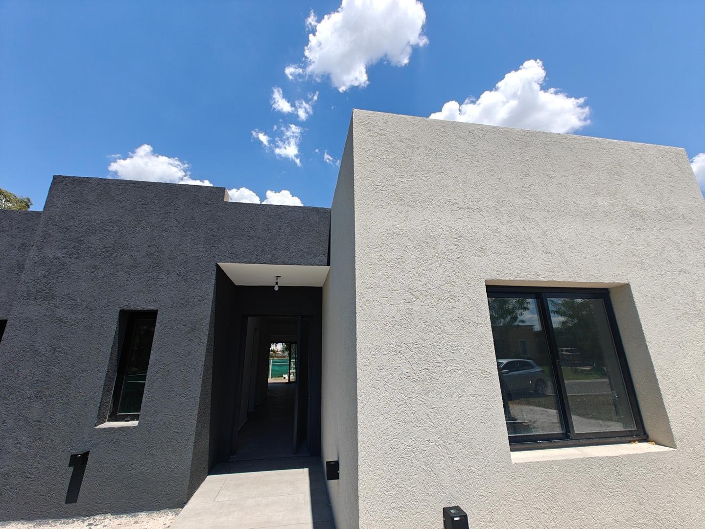 Casa con pileta en venta Pilar del Este Santa Emilia
