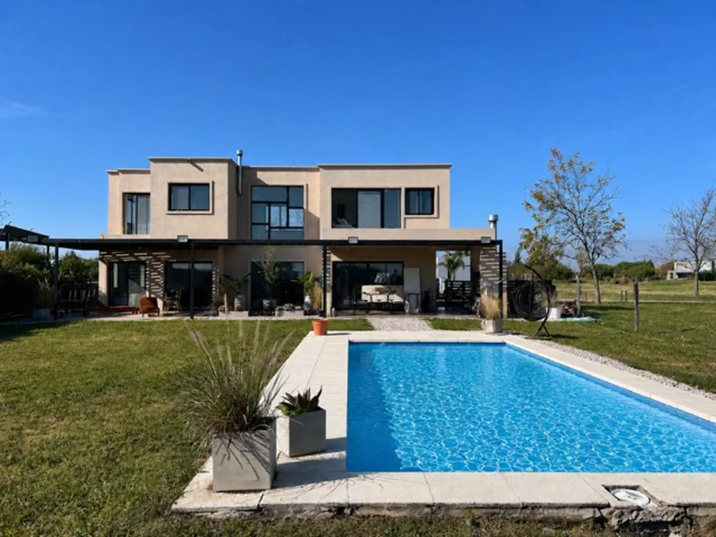 casa con Pileta San Sebastian con fondo verde 1
