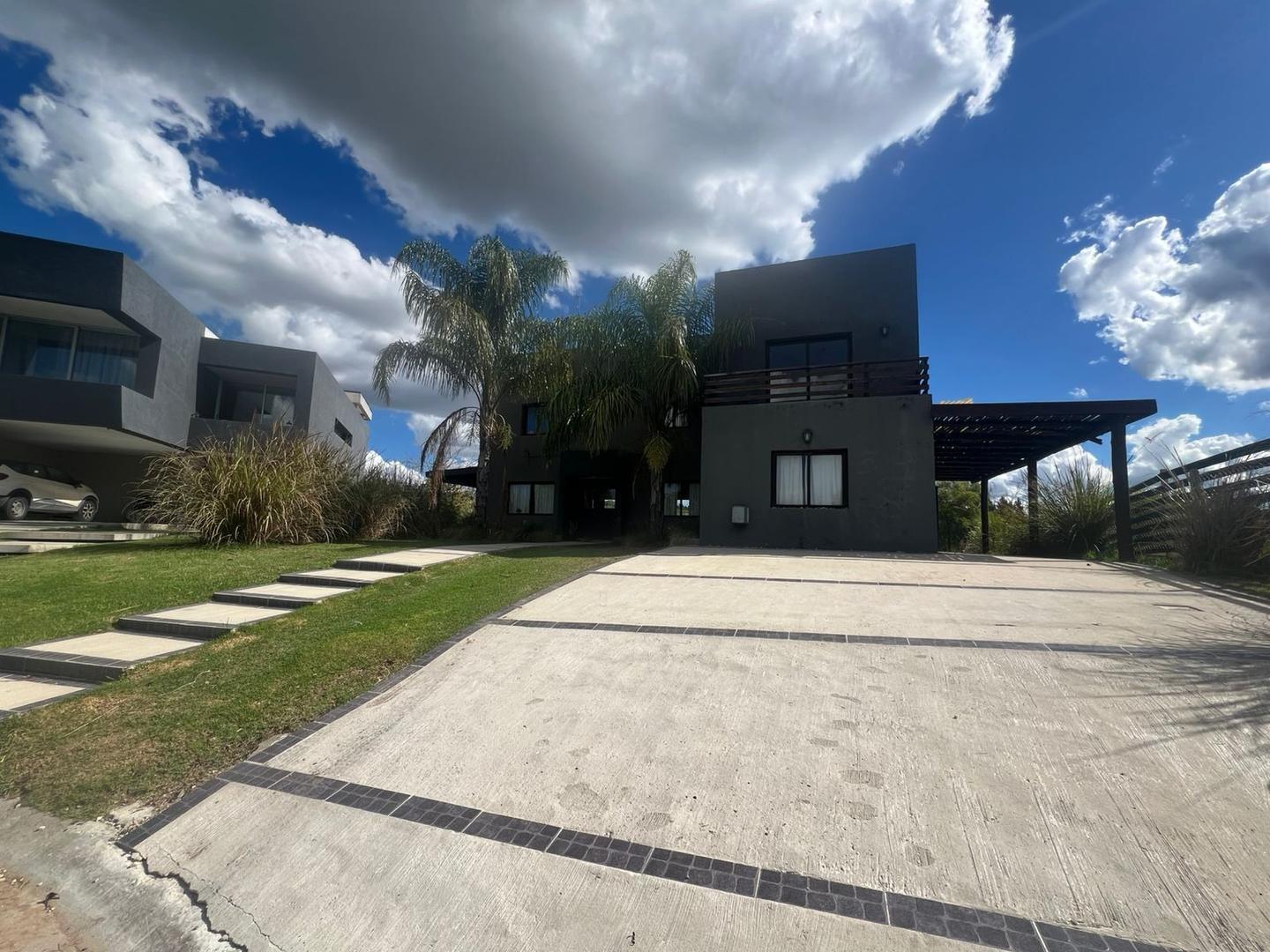 Casa a la laguna con pileta en El Cazal Escobar