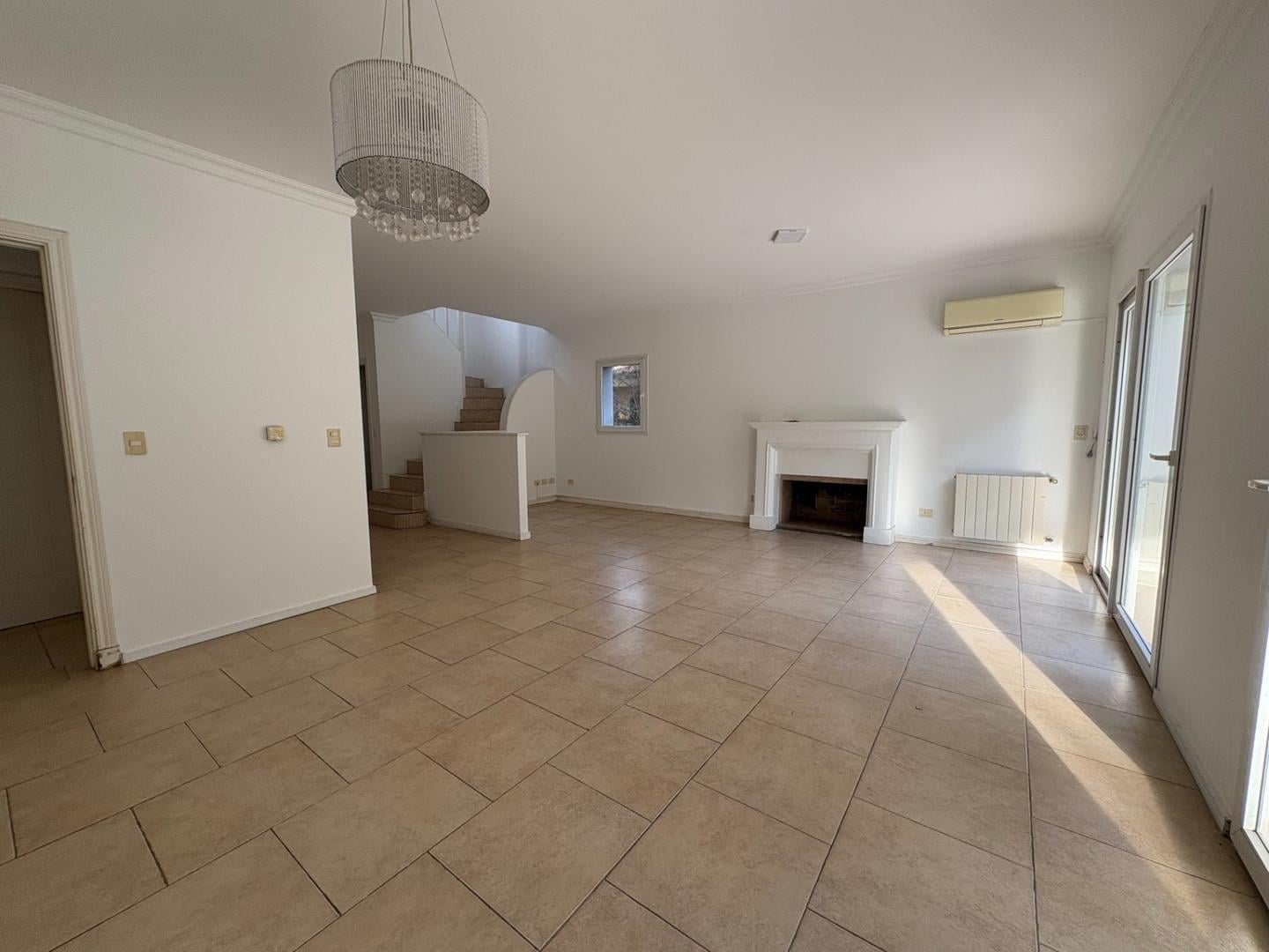 Foto de Casa en alquiler, 4 habitaciones con pileta, Pilar Del Este, imagen 1