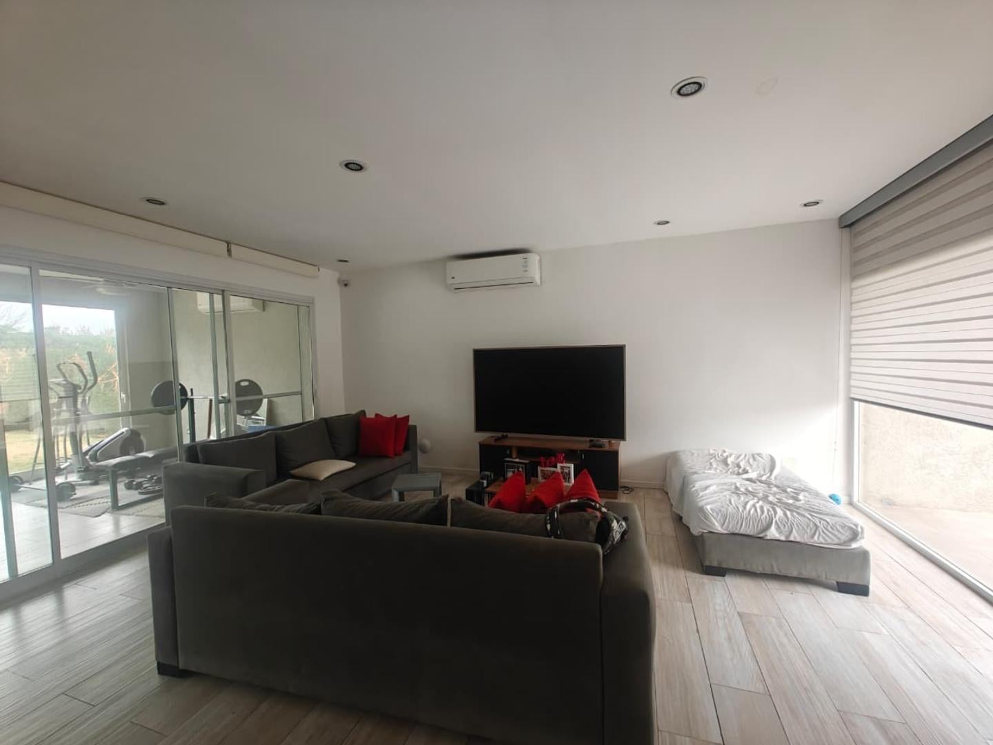 Foto de Casa de 5 amb. con pileta en Sta Guadalupe Pilar del Este, imagen 3